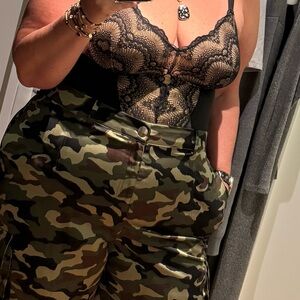 PINSY SCULPTING LACE SHAPEWEAR BODYSUIT